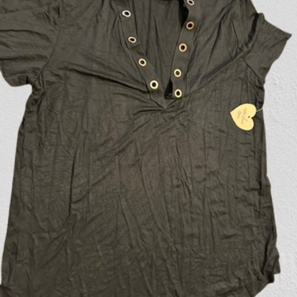 Choker V Neck T-shirt with Metal Eyelets   (2) - Picture 9 of 11